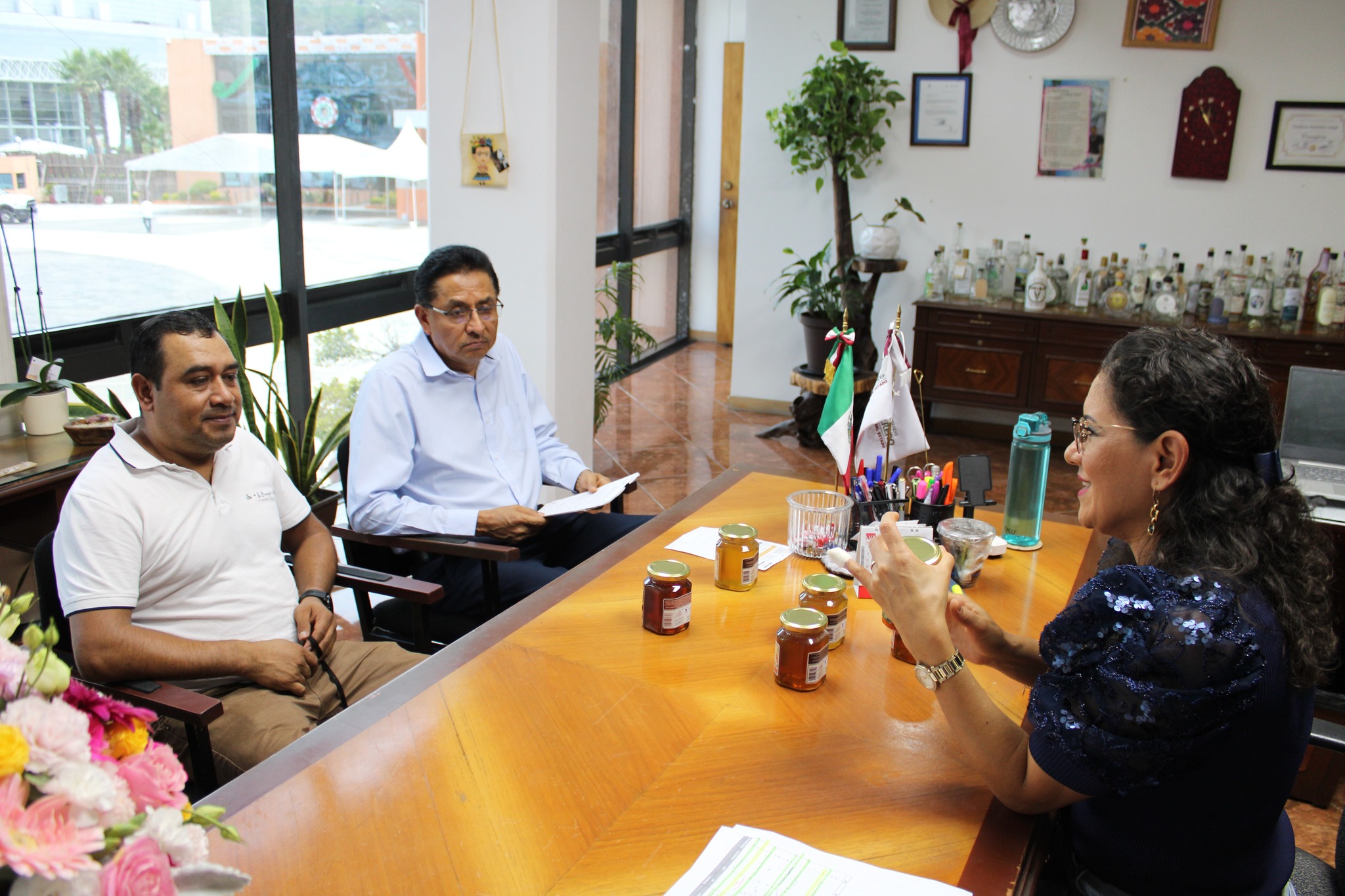 Atención ciudadana a representante de Miel Tierra Grande